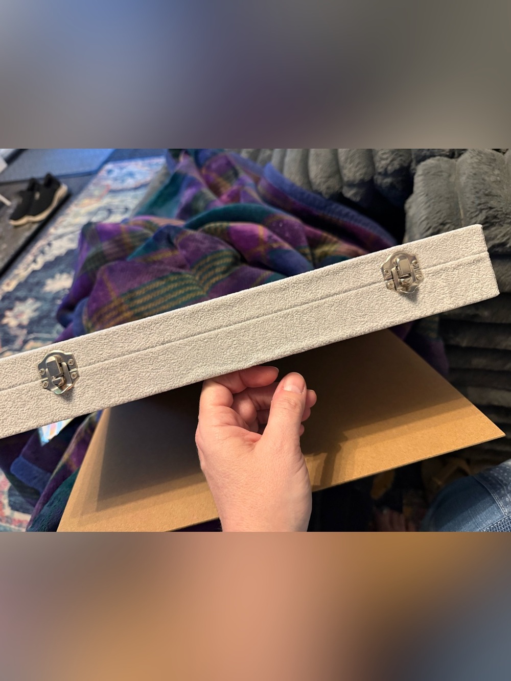 Lug charms and box - Picture 2 of 4